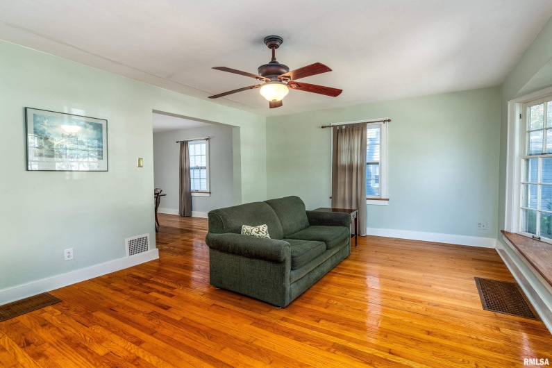 711 ELM Street, Carbondale, Illinois 62901, 3 Bedrooms Bedrooms, 0 ,1 BathroomBathrooms,Residential,For Sale,ELM,0,RMAEB460263