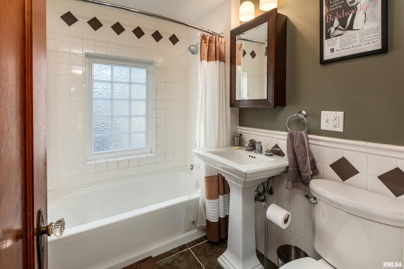 711 ELM Street, Carbondale, Illinois 62901, 3 Bedrooms Bedrooms, 0 ,1 BathroomBathrooms,Residential,For Sale,ELM,0,RMAEB460263