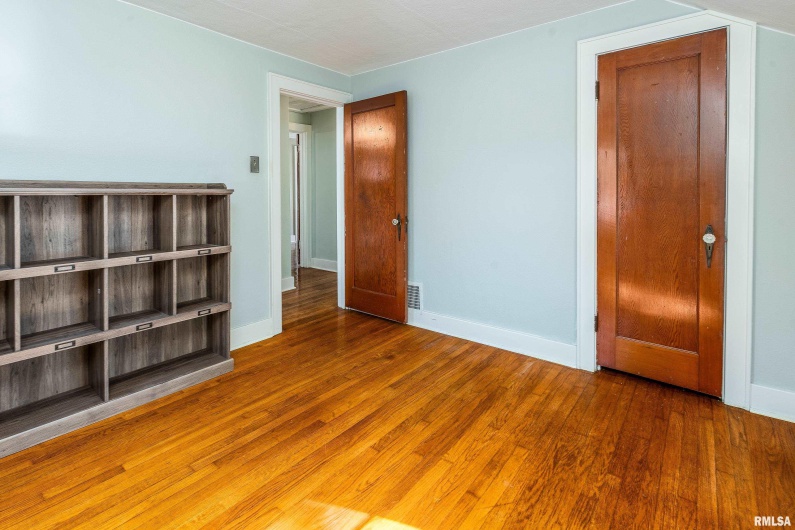 711 ELM Street, Carbondale, Illinois 62901, 3 Bedrooms Bedrooms, 0 ,1 BathroomBathrooms,Residential,For Sale,ELM,0,RMAEB460263