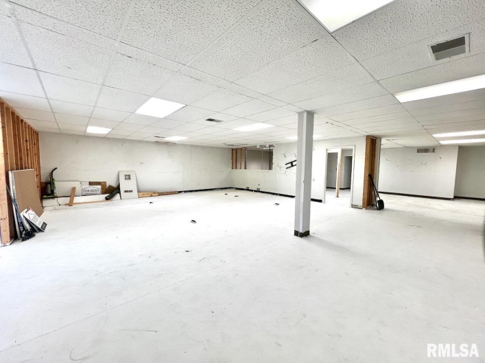 718 ILLINOIS Avenue, Carbondale, Illinois 62901, 0 , 0 ,0,Commercial Sale,For Sale,ILLINOIS,0,RMAEB460267