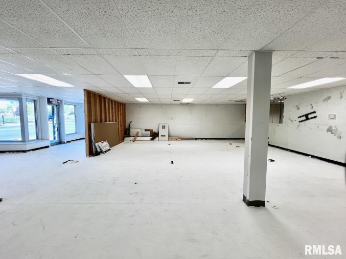 718 ILLINOIS Avenue, Carbondale, Illinois 62901, 0 , 0 ,0,Commercial Sale,For Sale,ILLINOIS,0,RMAEB460267