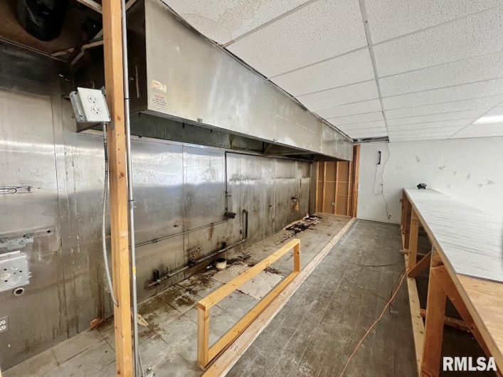 718 ILLINOIS Avenue, Carbondale, Illinois 62901, 0 , 0 ,0,Commercial Sale,For Sale,ILLINOIS,0,RMAEB460267