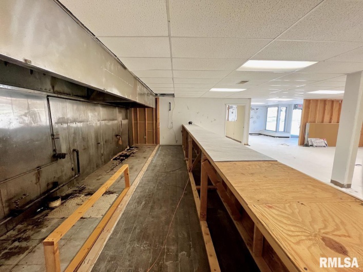 718 ILLINOIS Avenue, Carbondale, Illinois 62901, 0 , 0 ,0,Commercial Sale,For Sale,ILLINOIS,0,RMAEB460267