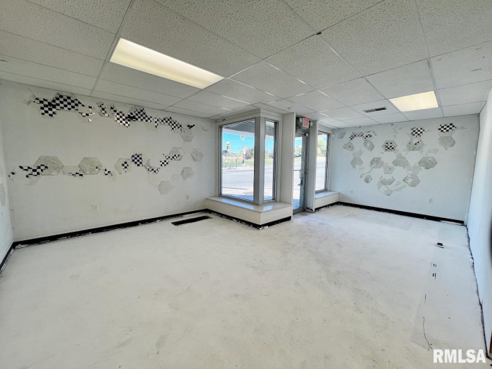 718 ILLINOIS Avenue, Carbondale, Illinois 62901, 0 , 0 ,0,Commercial Sale,For Sale,ILLINOIS,0,RMAEB460267