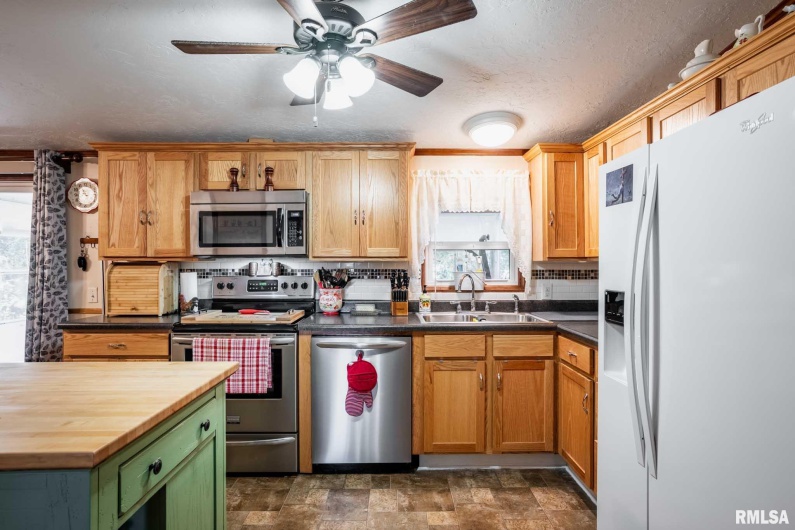 107 GEORGE Street, Hurst, Illinois 62949, 4 Bedrooms Bedrooms, 0 ,2 BathroomsBathrooms,Residential,For Sale,GEORGE,0,RMAQC4268771