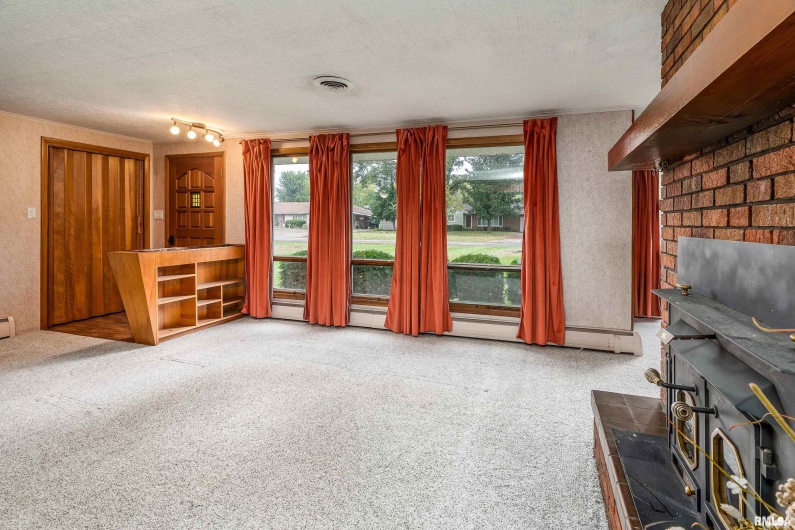 170 MELODY Lane, Murphysboro, Illinois 62966, 3 Bedrooms Bedrooms, 0 ,2 BathroomsBathrooms,Residential,For Sale,MELODY,0,RMAEB460309