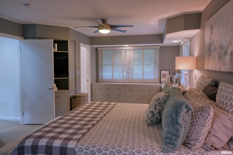 2605 KENT Drive, Carbondale, Illinois 62901, 4 Bedrooms Bedrooms, 0 ,3 BathroomsBathrooms,Residential,For Sale,KENT,0,RMAEB460314