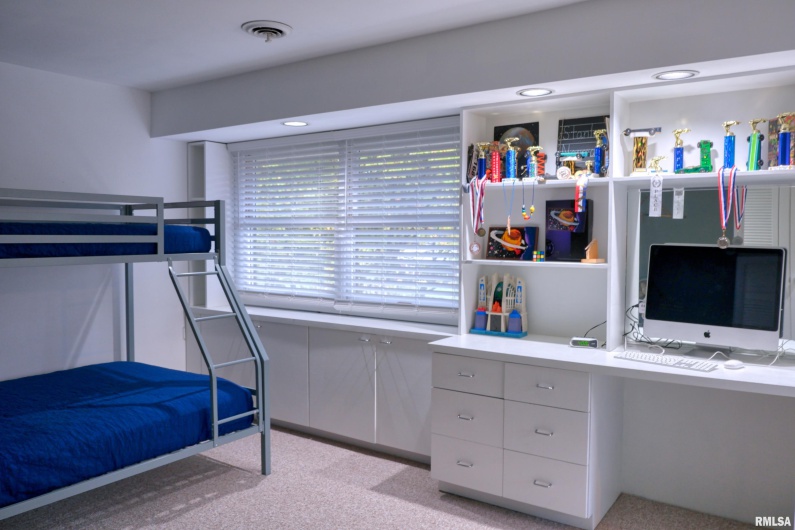 2605 KENT Drive, Carbondale, Illinois 62901, 4 Bedrooms Bedrooms, 0 ,3 BathroomsBathrooms,Residential,For Sale,KENT,0,RMAEB460314