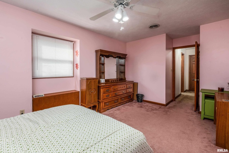 11688 STRAWBERRY Road, Carbondale, Illinois 62901, 4 Bedrooms Bedrooms, 0 ,2 BathroomsBathrooms,Residential,For Sale,STRAWBERRY,0,RMAEB460316