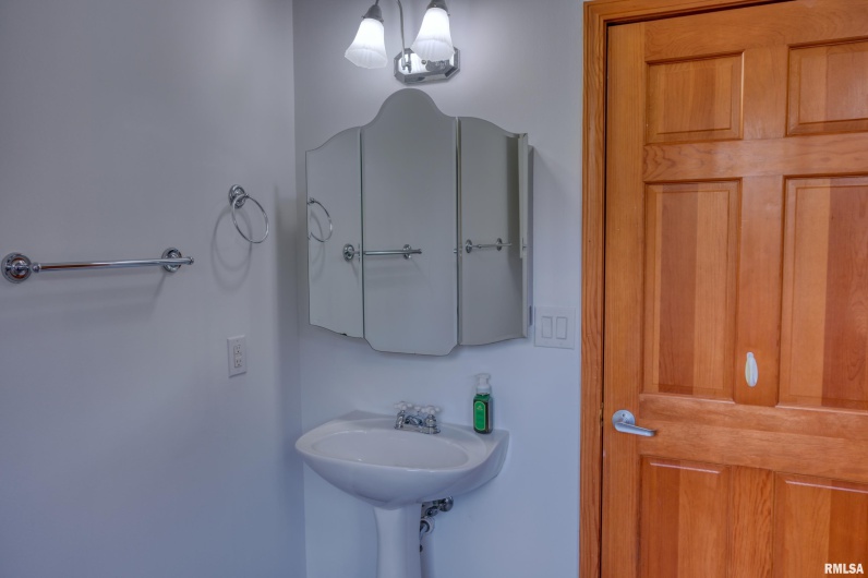 6873 Old Highway 13 Highway, Carbondale, Illinois 62901, 4 Bedrooms Bedrooms, 0 ,2 BathroomsBathrooms,Residential,For Sale,Old Highway 13,0,RMAEB460318