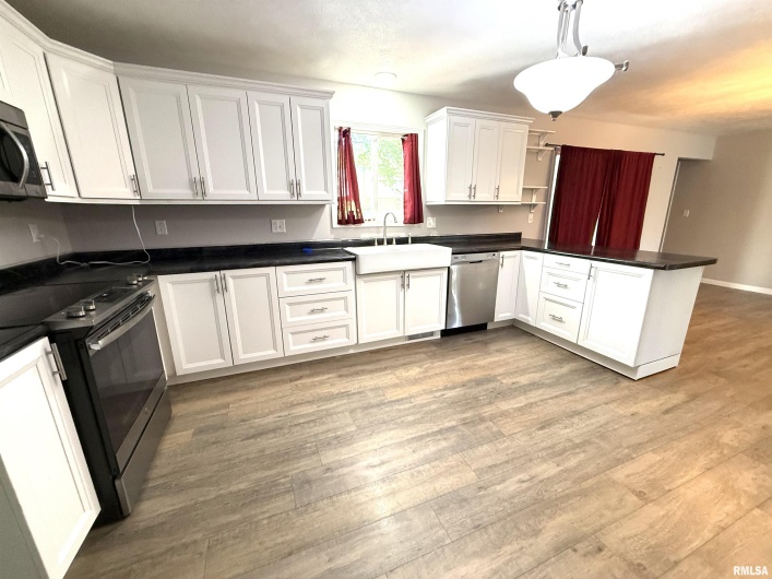 3005 WOODLAWN Place, Marion, Illinois 62959, 3 Bedrooms Bedrooms, 0 ,3 BathroomsBathrooms,Residential,For Sale,WOODLAWN,0,RMAEB458077