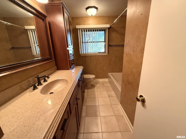 212 12TH Street, Herrin, Illinois 62948, 3 Bedrooms Bedrooms, 0 ,2 BathroomsBathrooms,Residential,For Sale,12TH,0,RMAEB460325