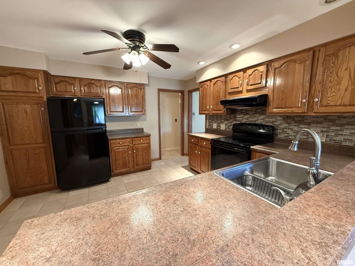 212 12TH Street, Herrin, Illinois 62948, 3 Bedrooms Bedrooms, 0 ,2 BathroomsBathrooms,Residential,For Sale,12TH,0,RMAEB460325