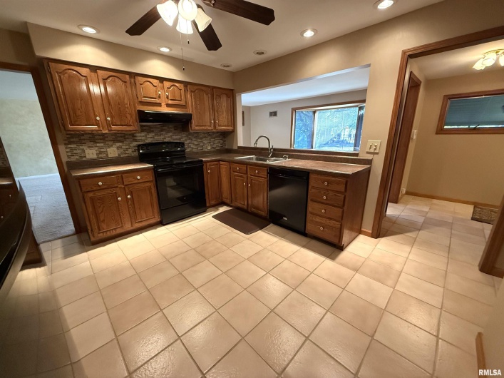 212 12TH Street, Herrin, Illinois 62948, 3 Bedrooms Bedrooms, 0 ,2 BathroomsBathrooms,Residential,For Sale,12TH,0,RMAEB460325