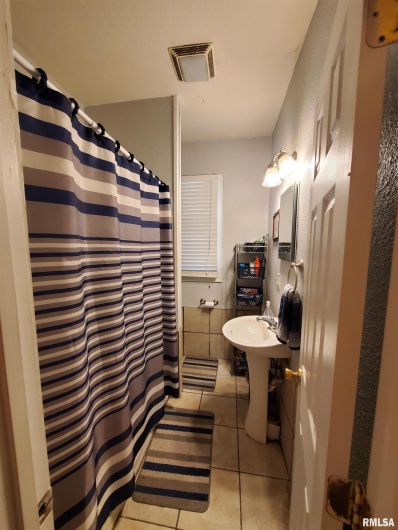 504 ALMOND Street, Carbondale, Illinois 62901, 3 Bedrooms Bedrooms, 0 ,1 BathroomBathrooms,Residential,For Sale,ALMOND,0,RMAEB458463