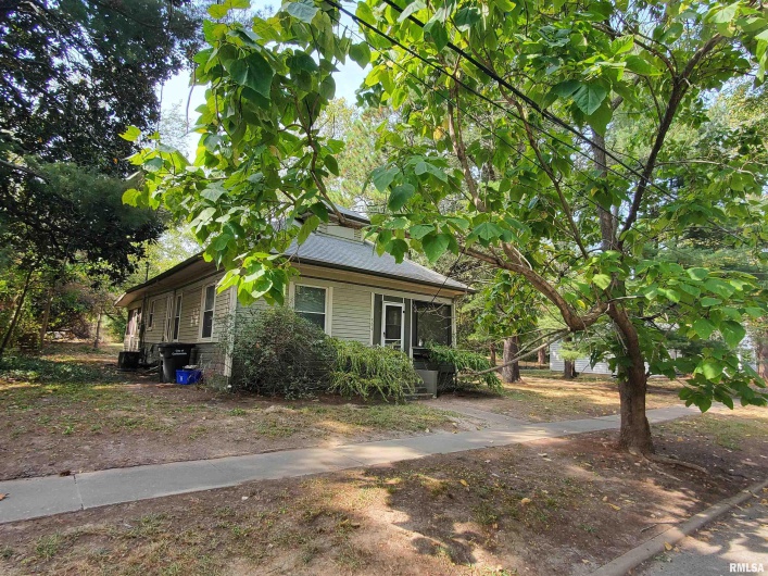 504 ALMOND Street, Carbondale, Illinois 62901, 3 Bedrooms Bedrooms, 0 ,1 BathroomBathrooms,Residential,For Sale,ALMOND,0,RMAEB458463