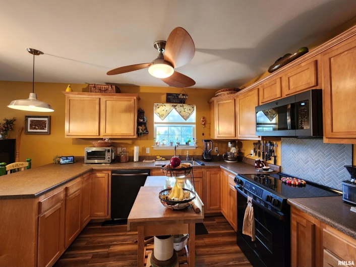 156 HANOVER Lane, Murphysboro, Illinois 62966, 3 Bedrooms Bedrooms, 0 ,2 BathroomsBathrooms,Residential,For Sale,HANOVER,0,RMAEB460283