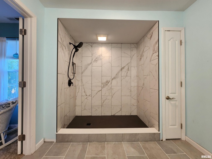 156 HANOVER Lane, Murphysboro, Illinois 62966, 3 Bedrooms Bedrooms, 0 ,2 BathroomsBathrooms,Residential,For Sale,HANOVER,0,RMAEB460283