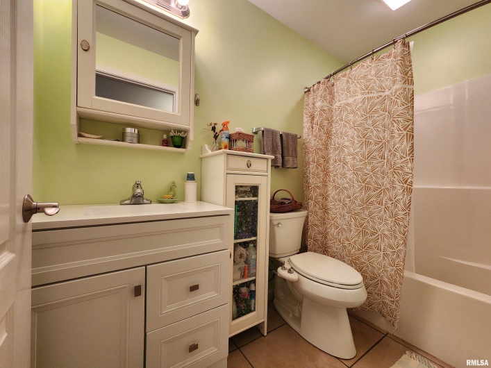 156 HANOVER Lane, Murphysboro, Illinois 62966, 3 Bedrooms Bedrooms, 0 ,2 BathroomsBathrooms,Residential,For Sale,HANOVER,0,RMAEB460283