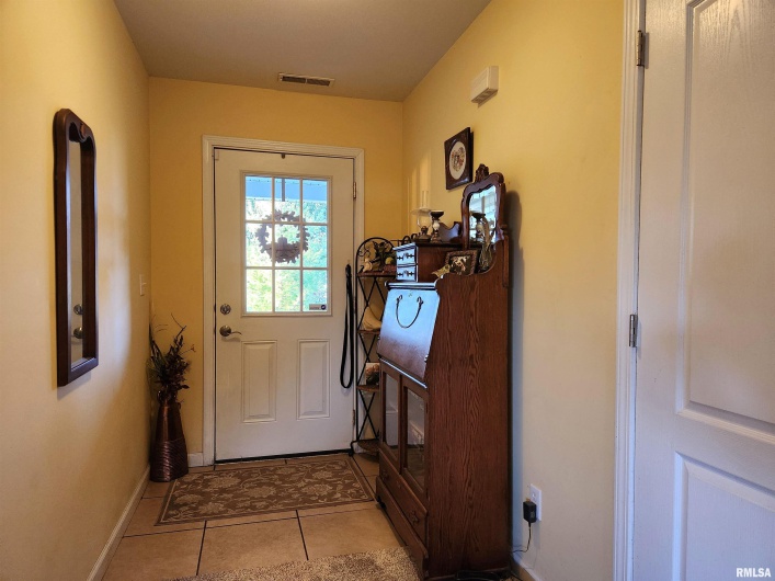 156 HANOVER Lane, Murphysboro, Illinois 62966, 3 Bedrooms Bedrooms, 0 ,2 BathroomsBathrooms,Residential,For Sale,HANOVER,0,RMAEB460283