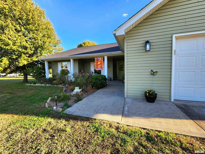 156 HANOVER Lane, Murphysboro, Illinois 62966, 3 Bedrooms Bedrooms, 0 ,2 BathroomsBathrooms,Residential,For Sale,HANOVER,0,RMAEB460283