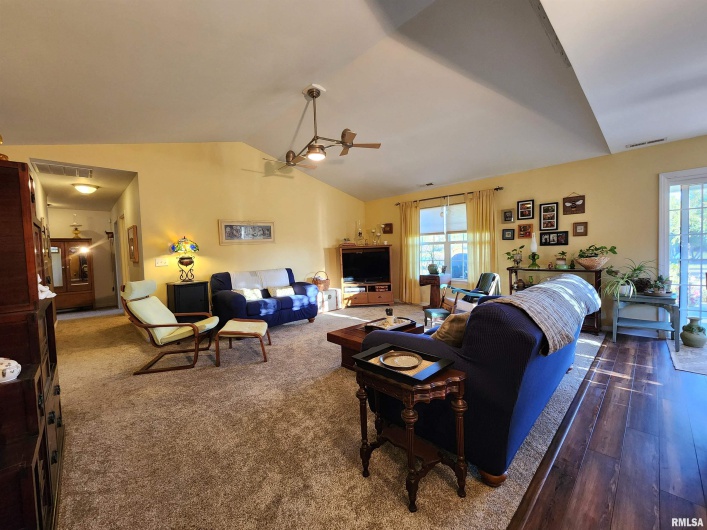 156 HANOVER Lane, Murphysboro, Illinois 62966, 3 Bedrooms Bedrooms, 0 ,2 BathroomsBathrooms,Residential,For Sale,HANOVER,0,RMAEB460283