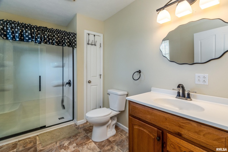 1304 HAZEL Street, Johnston City, Illinois 62951, 3 Bedrooms Bedrooms, 0 ,2 BathroomsBathrooms,Residential,For Sale,HAZEL,0,RMAEB460333