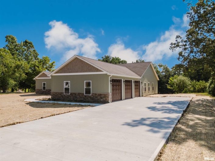 704 JONATHAN Lane, Carterville, Illinois 62918, 4 Bedrooms Bedrooms, 0 ,2 BathroomsBathrooms,Residential,For Sale,JONATHAN,0,RMAEB459279