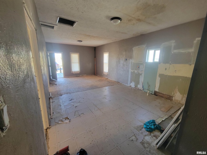 208 WASHINGTON Street, Hurst, Illinois 62949, 3 Bedrooms Bedrooms, 0 ,3 BathroomsBathrooms,Residential,For Sale,WASHINGTON,0,RMAEB460340