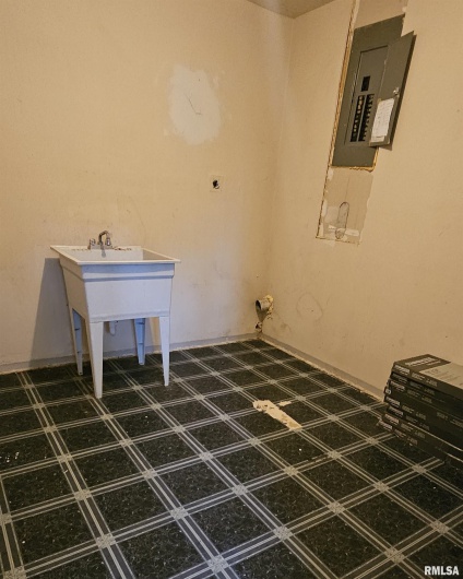 104 PARK Street, Hurst, Illinois 62949, 2 Bedrooms Bedrooms, 0 ,1 BathroomBathrooms,Residential,For Sale,PARK,0,RMAEB460342