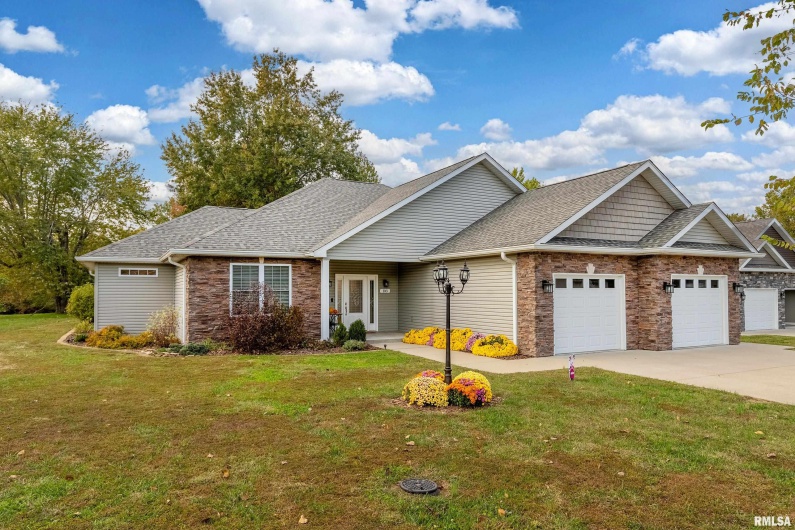 103 EXCALIBUR Drive, Carterville, Illinois 62918, 3 Bedrooms Bedrooms, 0 ,2 BathroomsBathrooms,Residential,For Sale,EXCALIBUR,0,RMAEB460335