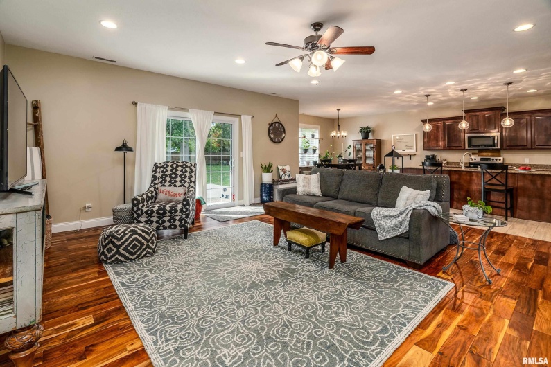 103 EXCALIBUR Drive, Carterville, Illinois 62918, 3 Bedrooms Bedrooms, 0 ,2 BathroomsBathrooms,Residential,For Sale,EXCALIBUR,0,RMAEB460335