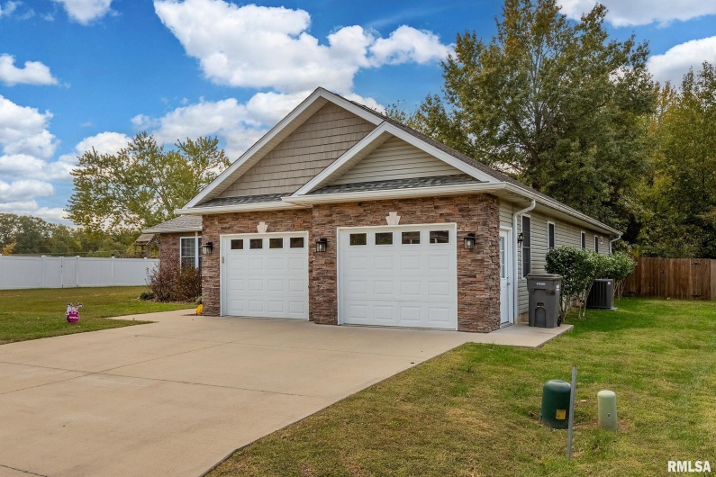 103 EXCALIBUR Drive, Carterville, Illinois 62918, 3 Bedrooms Bedrooms, 0 ,2 BathroomsBathrooms,Residential,For Sale,EXCALIBUR,0,RMAEB460335