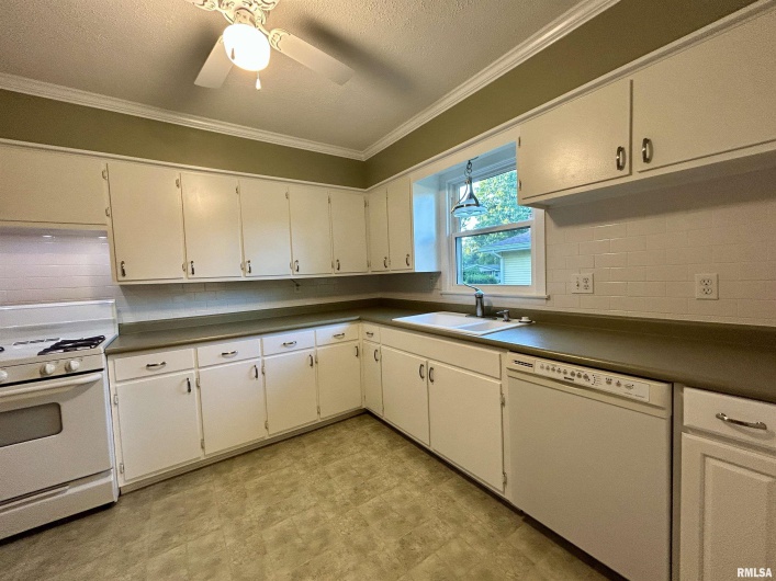 1406 TAYLOR Drive, Carbondale, Illinois 62901, 3 Bedrooms Bedrooms, 0 ,1 BathroomBathrooms,Residential,For Sale,TAYLOR,0,RMAEB460003