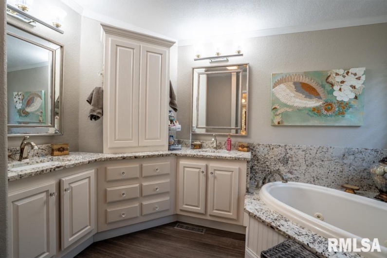 12451 Dahmer Way, Carterville, Illinois 62918, 5 Bedrooms Bedrooms, 0 ,3 BathroomsBathrooms,Residential,For Sale,Dahmer,0,RMAQC4268995