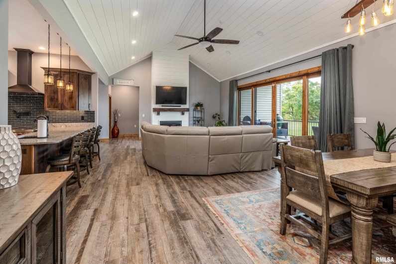 1651 Sneed Road, Carbondale, Illinois 62902, 3 Bedrooms Bedrooms, 0 ,4 BathroomsBathrooms,Residential,For Sale,Sneed,0,RMAEB460352