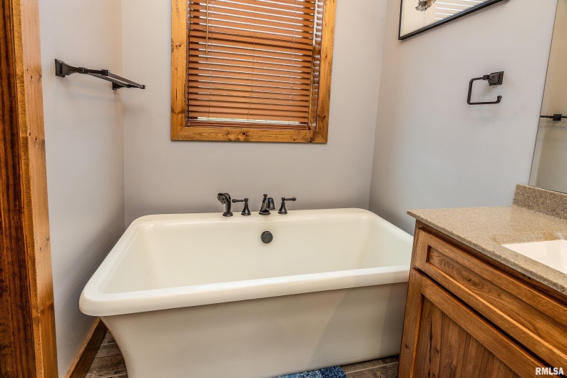 1651 Sneed Road, Carbondale, Illinois 62902, 3 Bedrooms Bedrooms, 0 ,4 BathroomsBathrooms,Residential,For Sale,Sneed,0,RMAEB460352