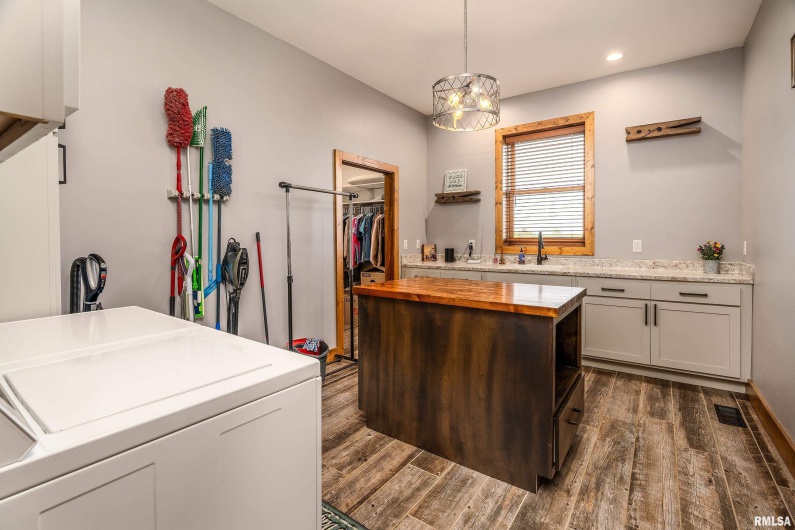 1651 Sneed Road, Carbondale, Illinois 62902, 3 Bedrooms Bedrooms, 0 ,4 BathroomsBathrooms,Residential,For Sale,Sneed,0,RMAEB460352