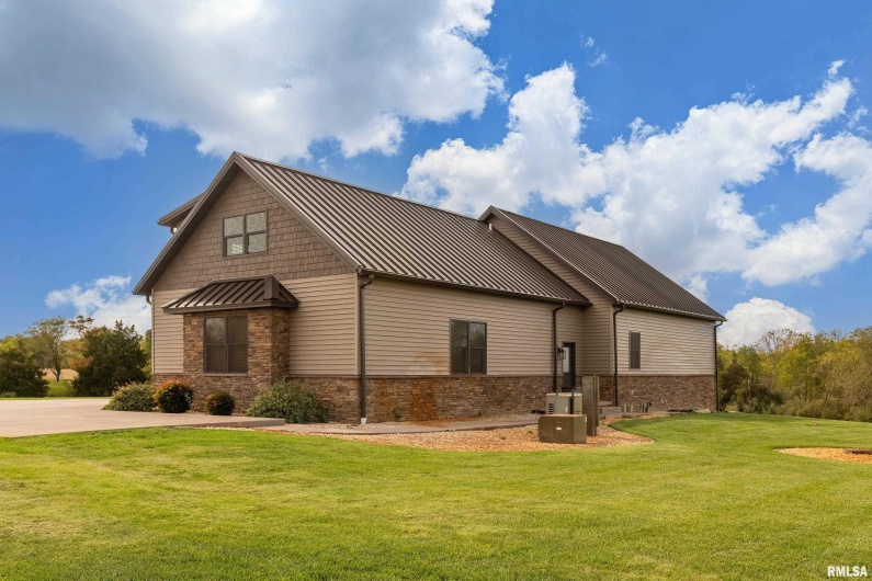 1651 Sneed Road, Carbondale, Illinois 62902, 3 Bedrooms Bedrooms, 0 ,4 BathroomsBathrooms,Residential,For Sale,Sneed,0,RMAEB460352