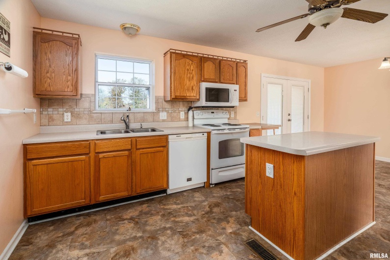 2080 Route 166 Road, Creal Springs, Illinois 62922, 3 Bedrooms Bedrooms, 0 ,2 BathroomsBathrooms,Residential,For Sale,Route 166,0,RMAQC4269007