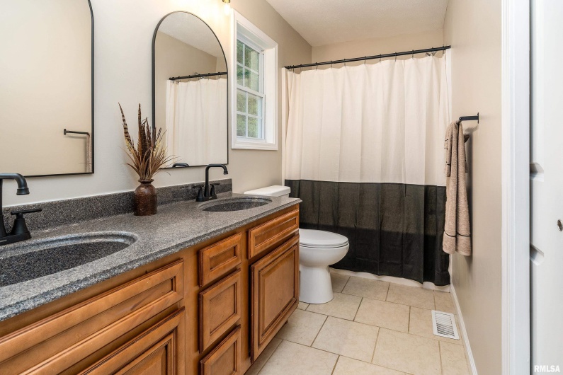 1321 7TH Street, Herrin, Illinois 62948, 3 Bedrooms Bedrooms, 0 ,2 BathroomsBathrooms,Residential,For Sale,7TH,0,RMAQC4264360