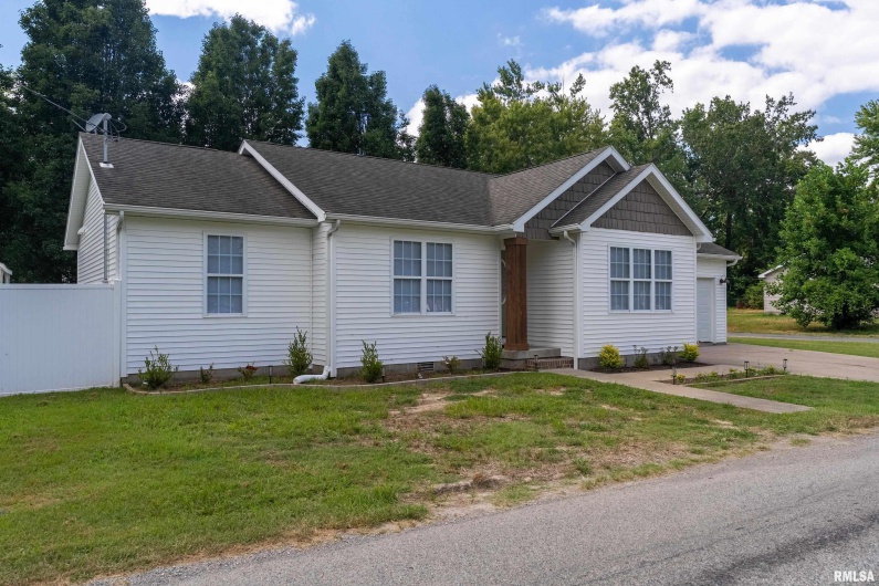 1321 7TH Street, Herrin, Illinois 62948, 3 Bedrooms Bedrooms, 0 ,2 BathroomsBathrooms,Residential,For Sale,7TH,0,RMAQC4264360