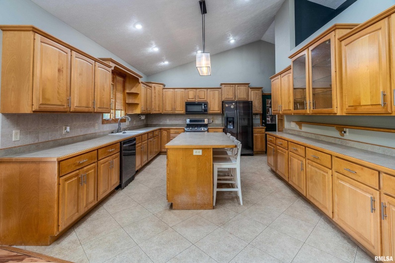 125 Princess Lane, Carbondale, Illinois 62901, 5 Bedrooms Bedrooms, 0 ,4 BathroomsBathrooms,Residential,For Sale,Princess,0,RMAEB460361