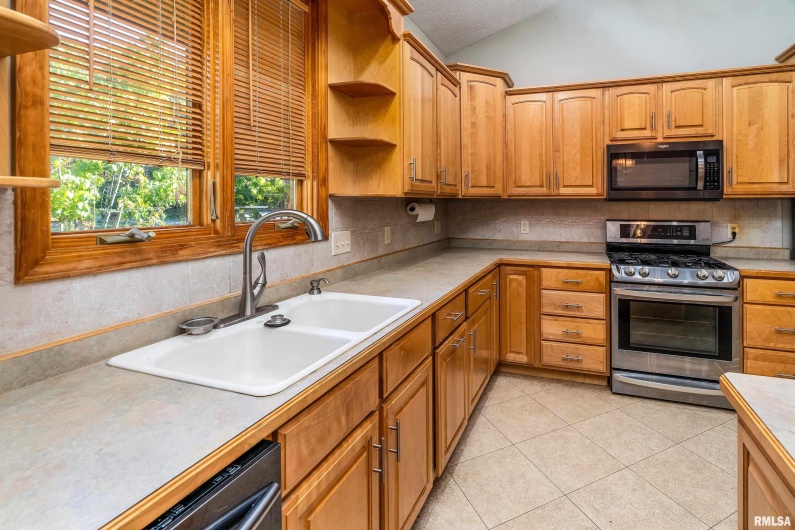 125 Princess Lane, Carbondale, Illinois 62901, 5 Bedrooms Bedrooms, 0 ,4 BathroomsBathrooms,Residential,For Sale,Princess,0,RMAEB460361