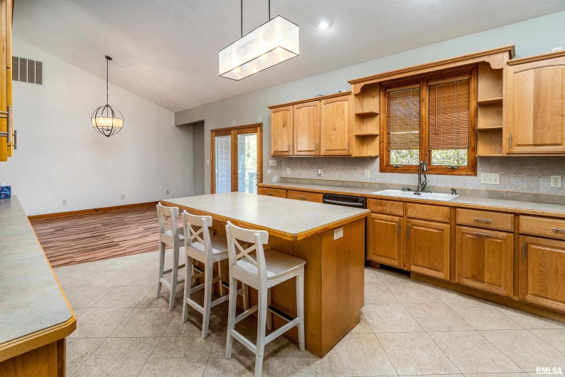 125 Princess Lane, Carbondale, Illinois 62901, 5 Bedrooms Bedrooms, 0 ,4 BathroomsBathrooms,Residential,For Sale,Princess,0,RMAEB460361