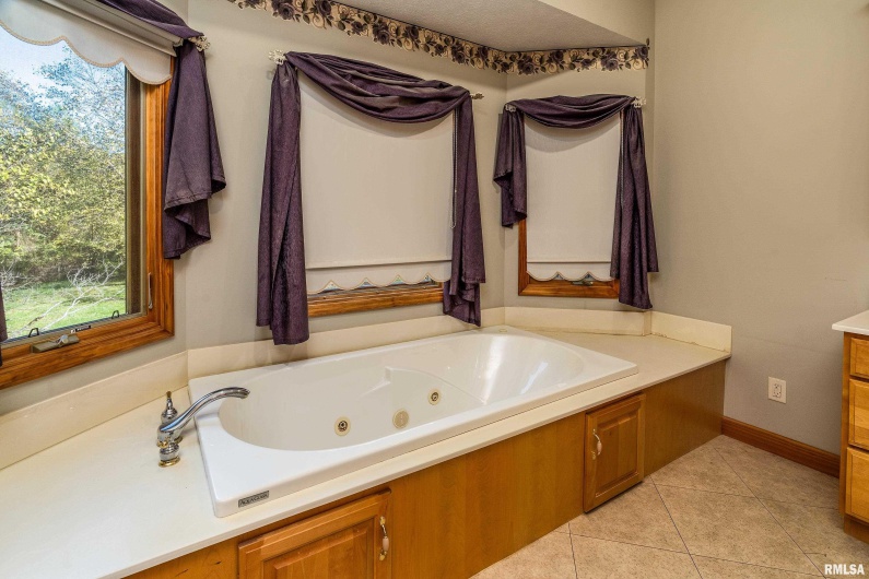 125 Princess Lane, Carbondale, Illinois 62901, 5 Bedrooms Bedrooms, 0 ,4 BathroomsBathrooms,Residential,For Sale,Princess,0,RMAEB460361