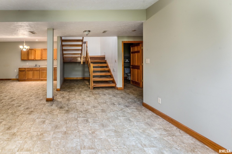 125 Princess Lane, Carbondale, Illinois 62901, 5 Bedrooms Bedrooms, 0 ,4 BathroomsBathrooms,Residential,For Sale,Princess,0,RMAEB460361