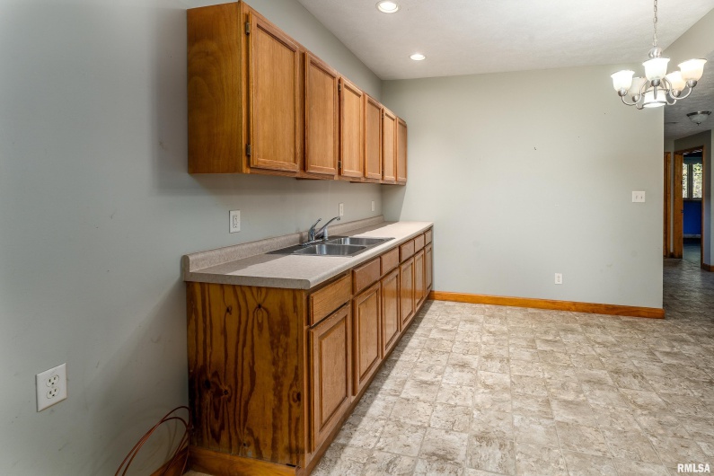 125 Princess Lane, Carbondale, Illinois 62901, 5 Bedrooms Bedrooms, 0 ,4 BathroomsBathrooms,Residential,For Sale,Princess,0,RMAEB460361