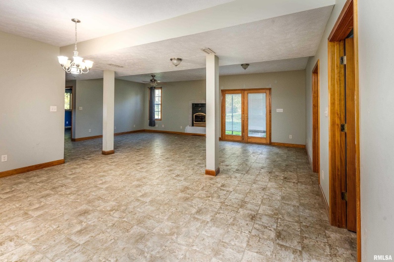 125 Princess Lane, Carbondale, Illinois 62901, 5 Bedrooms Bedrooms, 0 ,4 BathroomsBathrooms,Residential,For Sale,Princess,0,RMAEB460361