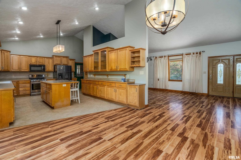 125 Princess Lane, Carbondale, Illinois 62901, 5 Bedrooms Bedrooms, 0 ,4 BathroomsBathrooms,Residential,For Sale,Princess,0,RMAEB460361